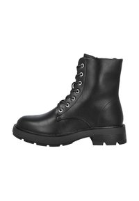 Botas de cuero negras con cordones hasta el tobillo, con puntera redondeada, superficie texturizada y suela de goma robusta que presenta un marcado detalle de tacos.