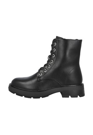 Botas de cuero negras con cordones hasta el tobillo, con puntera redondeada, superficie texturizada y suela de goma robusta que presenta un marcado detalle de tacos.