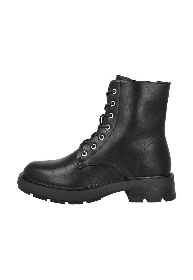 Botas de cuero negras con cordones hasta el tobillo, con puntera redondeada, superficie texturizada y suela de goma robusta que presenta un marcado detalle de tacos.