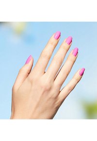 Hand med långa, ovala naglar målade i starkt rosa; huden är ljus, bakgrunden har en mjuk blå gradient.