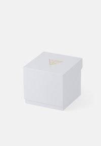 Balta tekstūruota dėžutė su auksiniu trikampio logo viršuje; su dangčiu ir kvadratine forma.