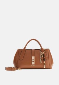 Borsa a mano in pelle marrone con doppi manici, hardware dorato, portachiavi decorativo e tracolla regolabile. Presenta un design strutturato.