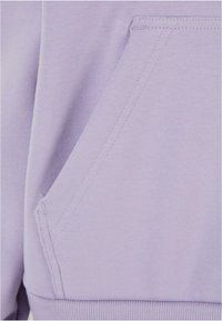 Hoodie lilas avec une poche avant, un ourlet côtelé et une texture de tissu lisse. Les détails de couture améliorent le design.