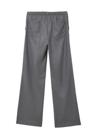 Pantaloni larghi grigi con waistband elastico e due tasche posteriori applicate, distesi su uno sfondo bianco.