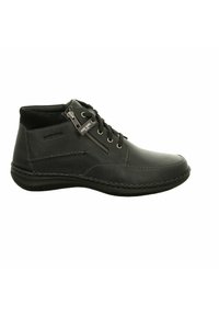 Bottines en cuir noir avec une texture lisse, dotées d'un laçage à l'avant, d'une fermeture éclair sur le côté et d'un panneau en daim noir contrastant au niveau du talon.