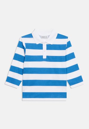 Polo de manga larga con amplias rayas horizontales azules y blancas, y cuello blanco con dos botones.