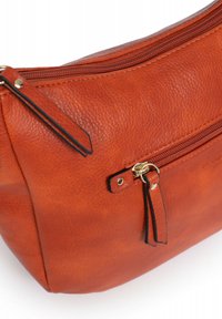 Borsa in pelle arancione con finitura texturizzata, dotata di una tasca anteriore con zip e bordi neri, con dettagli in hardware dorato.