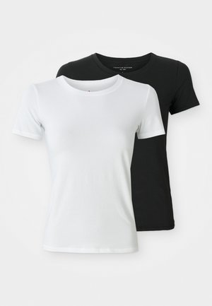 Twee t-shirts: een witte en een zwarte. Beide hebben korte mouwen en ronde halslijnen, gemaakt van zachte katoen met een gladde textuur.