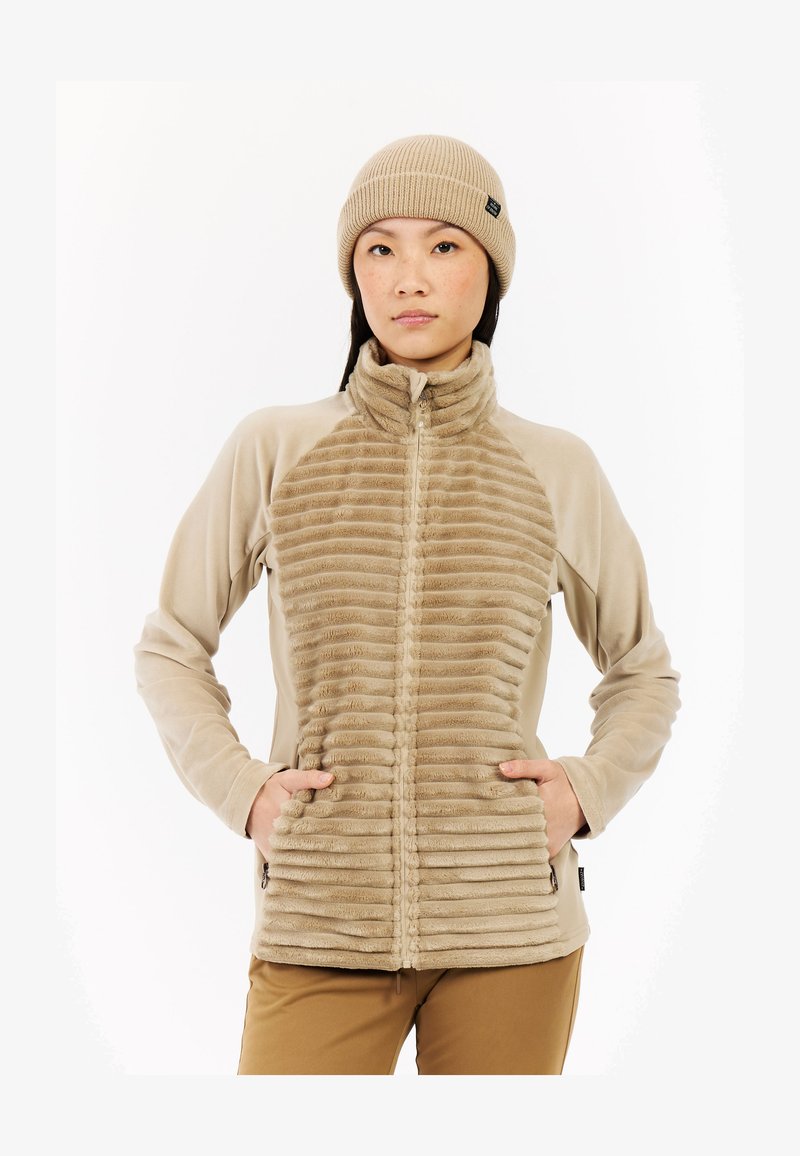 Beige fleecová bunda s ribbovanou strukturou uprostřed a hladkými rukávy, s vysokým límcem a zipovým zapínáním. Včetně odpovídajícího béžového čepice.