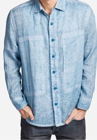 Camicia azzurro chiaro con bottoni, realizzata in tessuto testurizzato, caratterizzata da una finitura morbida, due tasche sul petto e bottoni turchesi.