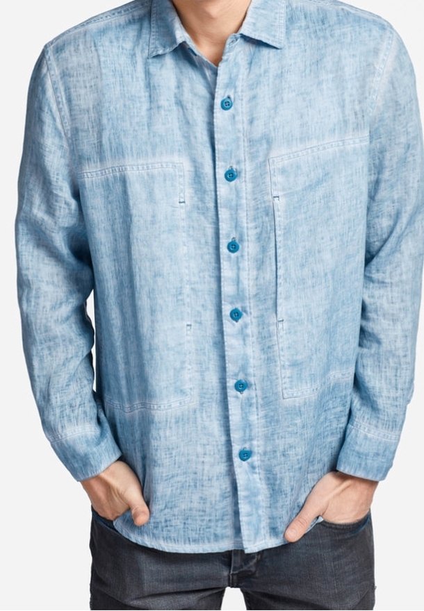 Camicia azzurro chiaro con bottoni, realizzata in tessuto testurizzato, caratterizzata da una finitura morbida, due tasche sul petto e bottoni turchesi.
