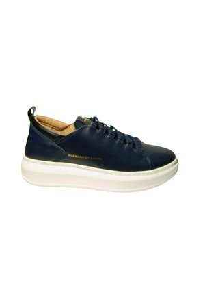 Baskets en cuir marine avec une semelle blanche, présentant une forme arrondie, un laçage sur le devant et un accent logo doré subtil sur le côté.