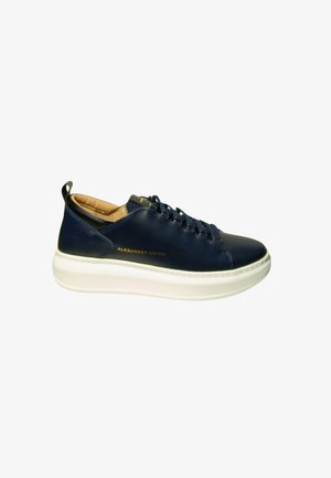 Navyfarbene Leder-Sneaker mit weißer Sohle, runder Zehenpartie, Schnürverschluss und einem dezenten goldenen Logoakzent an der Seite.