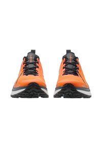 Φωτεινά πορτοκαλί αθλητικά παπούτσια με μαύρα κορδόνια και σόλες, όπως φαίνονται από μπροστά σε λευκό φόντο.