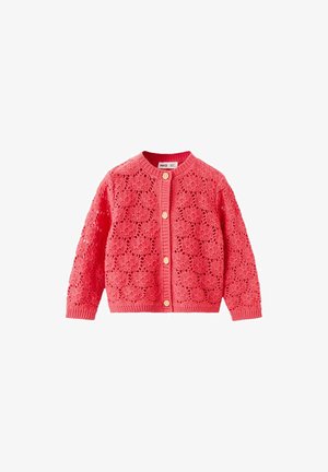 Cardigan en tricot rose corail avec motif en dentelle florale et quatre boutons crème sur le devant, manches longues, col et poignets côtelés.
