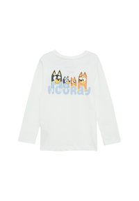 Witte lange mouwen katoenen T-shirt met cartoonhonden met grote ogen en de tekst "HOERA" in het blauw onder de illustraties.