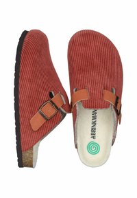 Rote Corduroy-Clogs mit einem beigen Fleece-Futter, zwei verstellbaren braunen Leder-Riemen und einem Korkfußbett mit einer strukturierten schwarzen Sohle.