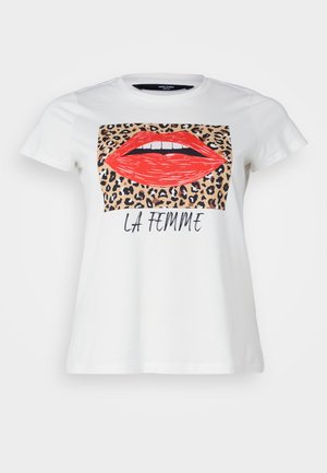 Camiseta de algodón blanca con un gráfico de labios rojos y un fondo de estampado de leopardo, con el texto &quot;LA FEMME&quot; debajo en negro. Mangas cortas.