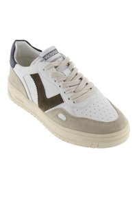 Sneaker bianca con accenti in suede beige e logo verde scuro. Presenta una chiusura con lacci, puntale perforato e suola in gomma testurizzata.