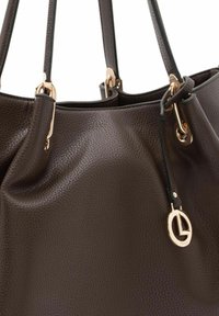 Sac à main en cuir marron avec une finition texturée, ferrures dorées et un logo bien visible en accent. Dispose de deux poignées robustes pour le transport.