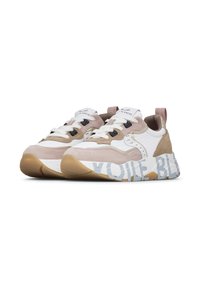 Sneaker caratterizzate da una combinazione di suede e mesh in rosa chiaro, beige e bianco, con una suola in gomma testurizzata e un marchio stampato sul lato.