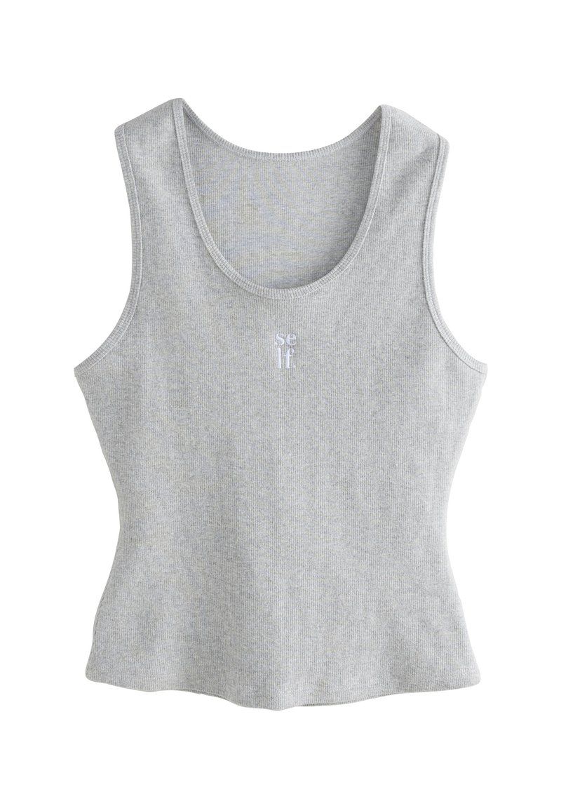 Világosszürke bordázott trikó, testhez simuló szabással, széles vállpántokkal, és egy apró, fehér "self" felirattal az elején.