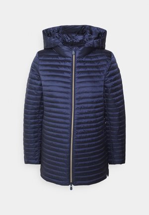 Chaqueta acolchada azul marino con capucha, que presenta un diseño acolchado, textura suave y un cierre frontal con cremallera y tirador dorado.