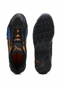 Adidași negri, cu accente albastre și portocalii, superior din plasă, guler căptușit și talpa din cauciuc texturat cu un model de traseu.