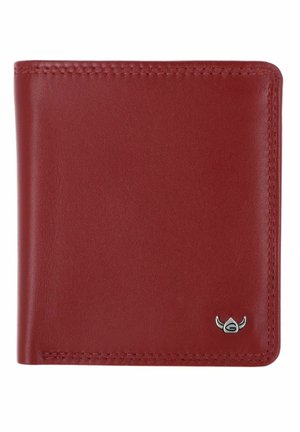 Portefeuille bifold en cuir rouge avec couture visible et petit emblème argenté dans le coin inférieur droit sur fond blanc.