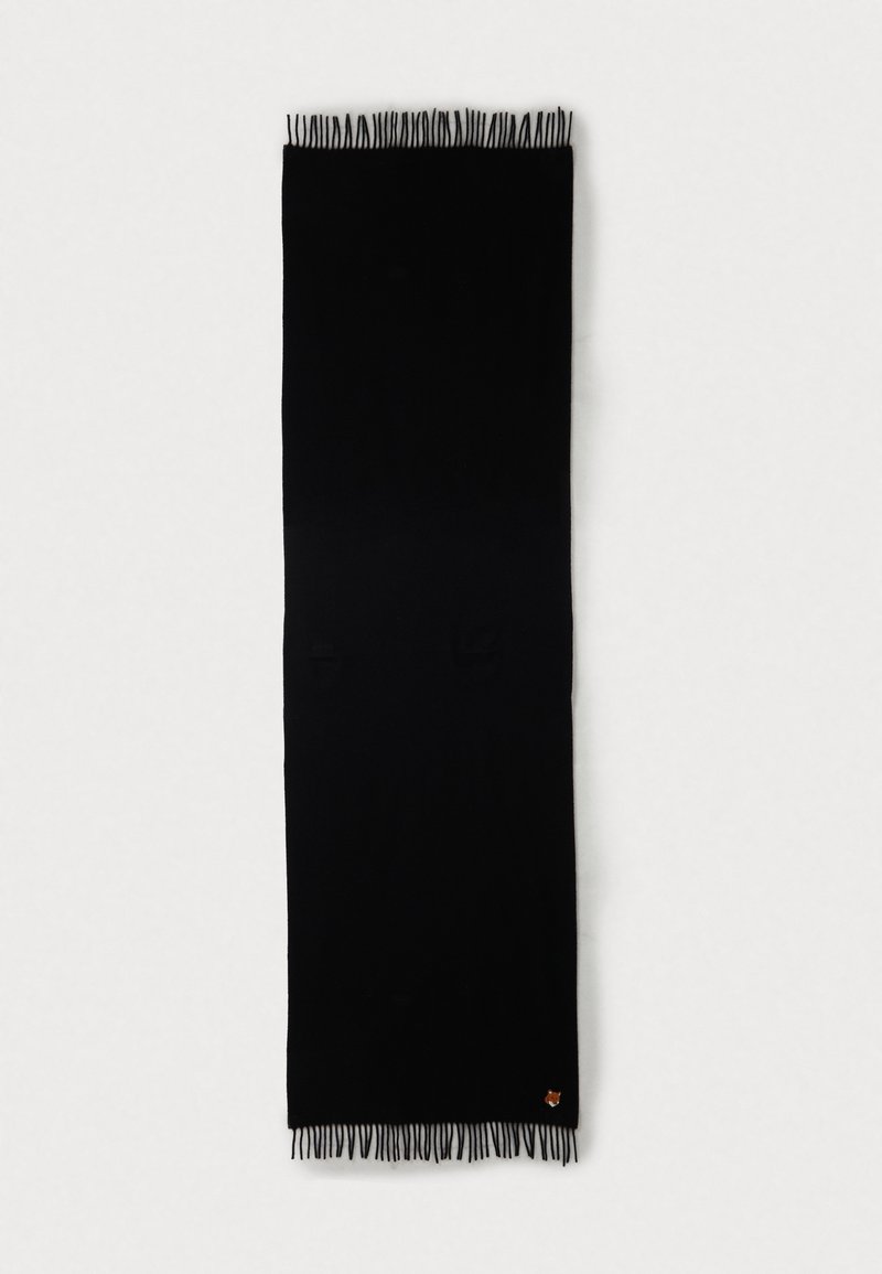 Črn pravokotni šal z resicami in majhnim logotipom lisice v enem kotu, razporejen na belem ozadju.