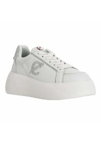 Sneaker in pelle bianca con una suola piatta bianca testurizzata e rialzata. Presenta un logo laterale e dettagli argento sul tallone e sui lacci.