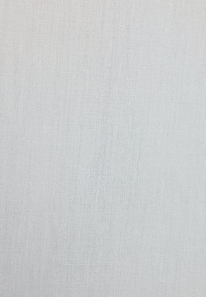 Tela suave de color gris claro con una textura sutil y un acabado mate. Color uniforme sin patrones o acentos distintivos.