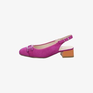 Magenta suède slingback lage hak schoen met vierkante neus, decoratieve gesp aan de voorkant en verstelbare enkelband met zilveren gesp.