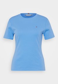 Lyseblå kortærmet T-shirt med runder hals i bomuld, med lille Tommy Hilfiger-logo broderet på venstre bryst.