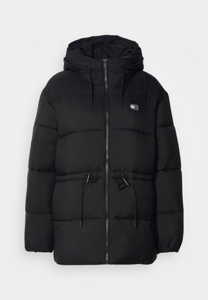 Czarna kurtka puchowa z kapturem, posiadająca pełny zamek, elastyczne sznurki w talii oraz subtelną strukturalną fakturę w paski.