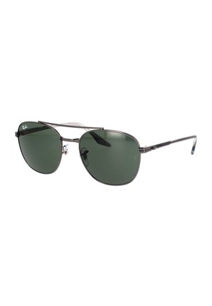 Occhiali da sole Ray-Ban con una montatura in metallo leggero, lenti verde scuro, forma angolare e logo distintivo sulla lente sinistra.