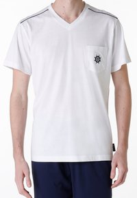 T-shirt bianco in cotone con scollatura a V e maniche corte, presenta una tasca sul petto con un ricamo di timone blu marino e strisce blu marino sulle spalle.