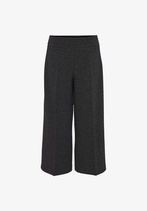 Wijde broek van gewatteerde zwarte stof met een subtiel patroon. Heeft een hoge tailleband en valt tot halverwege de kuit.