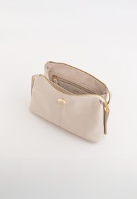 Beżowa skórzana torebka o gładkiej fakturze, złotym zamku błyskawicznym i zapięciu na zatrzask, z wewnętrzną kieszenią i pojemnym wnętrzem.