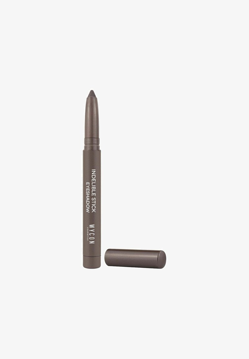Matita per ombretto marrone, cilindrica, con punta appuntita e cappuccio removibile. Presenta testo bianco che recita "INDELIBLE STICK EYESHADOW WYCON."