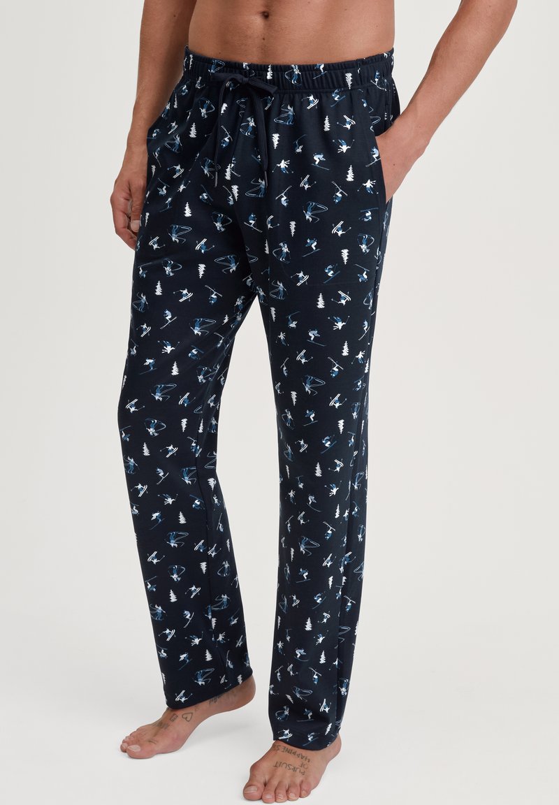 Marineblauwe pyjamabroek met een patroon van ski's en dennebomen, gemaakt van zachte stof, met een elastische tailleband en zijzakken.