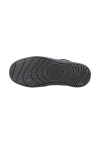 Suela de goma negra con patrones de tracción circulares y ovalados, con una ligera curva en la puntera. Texturizada para ofrecer agarre y durabilidad.