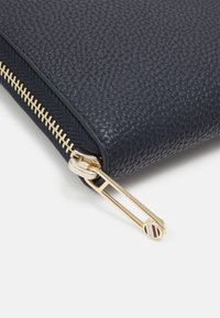 Tommy Hilfiger EMBLEM LARGE - Wallet - space blue