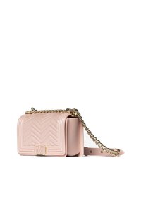 Borsa in pelle trapuntata rosa con motivo a zigzag, tracolla in catena dorata e chiusura con logo dorato. Forma rettangolare compatta con una finitura liscia.