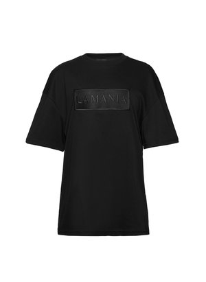 Czarny, oversize T-shirt wykonany z miękkiego materiału, z teksturowanym prostokątnym logo „LAMANIA” z przodu. Krótkie rękawy i okrągły dekolt.