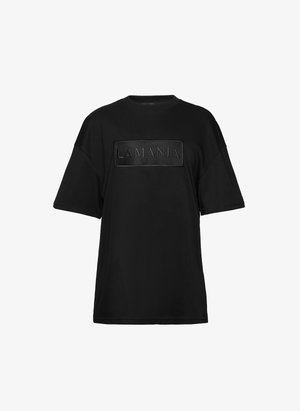 Černé oversized tričko vyrobené z měkké látky, s texturovaným obdélníkovým logem "LAMANIA" na přední straně. Krátké rukávy a kulatý výstřih.
