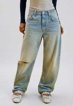 Bershka, RIPPED LOOSE-FIT BARREL - JEANS - Jean boyfriend - light blue