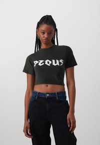 PEQUS - BAND LOGO CROP - T-Shirt print - black Thumbnail-Bild 1