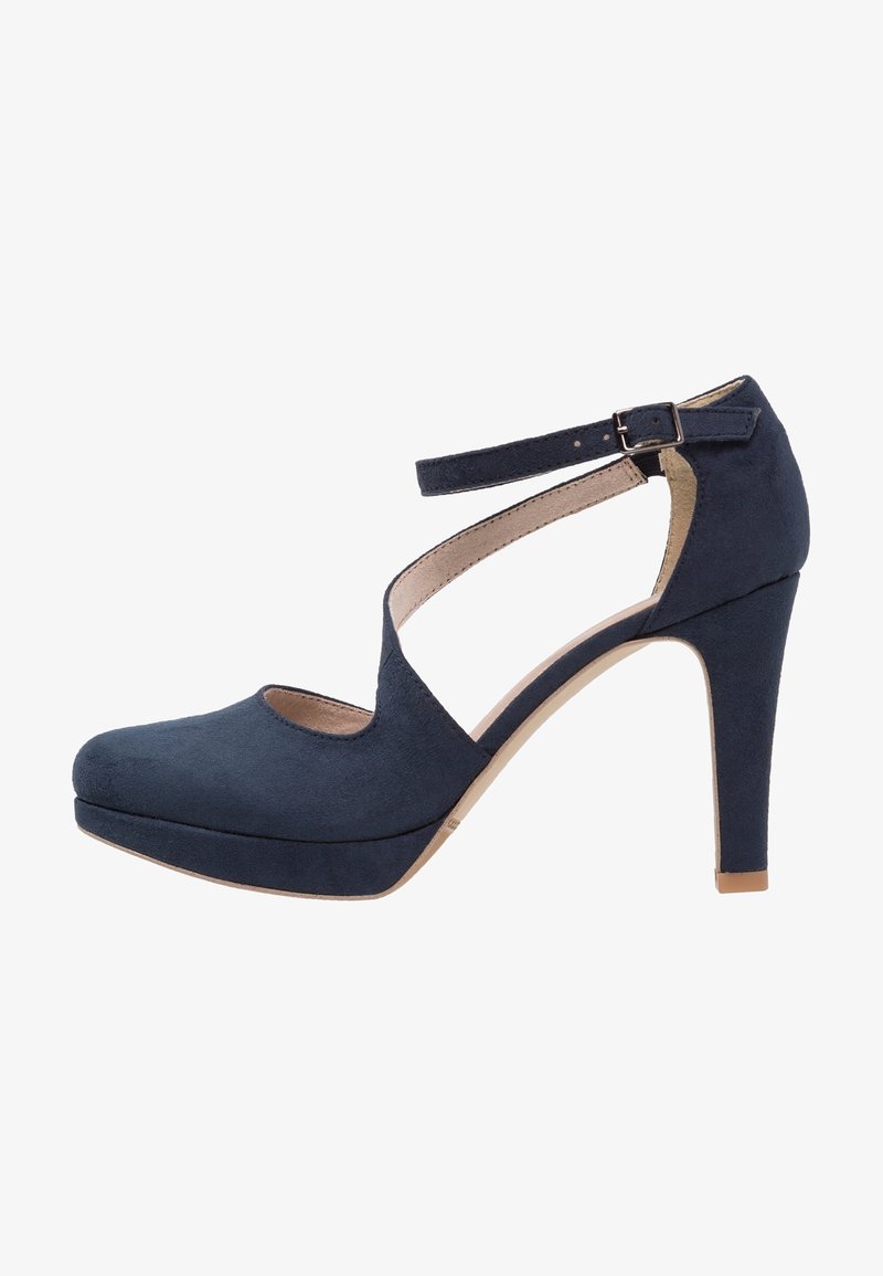 Chaussure à talon haut en daim bleu marine avec bride à la cheville et boucle, bout rond et semelle compensée.