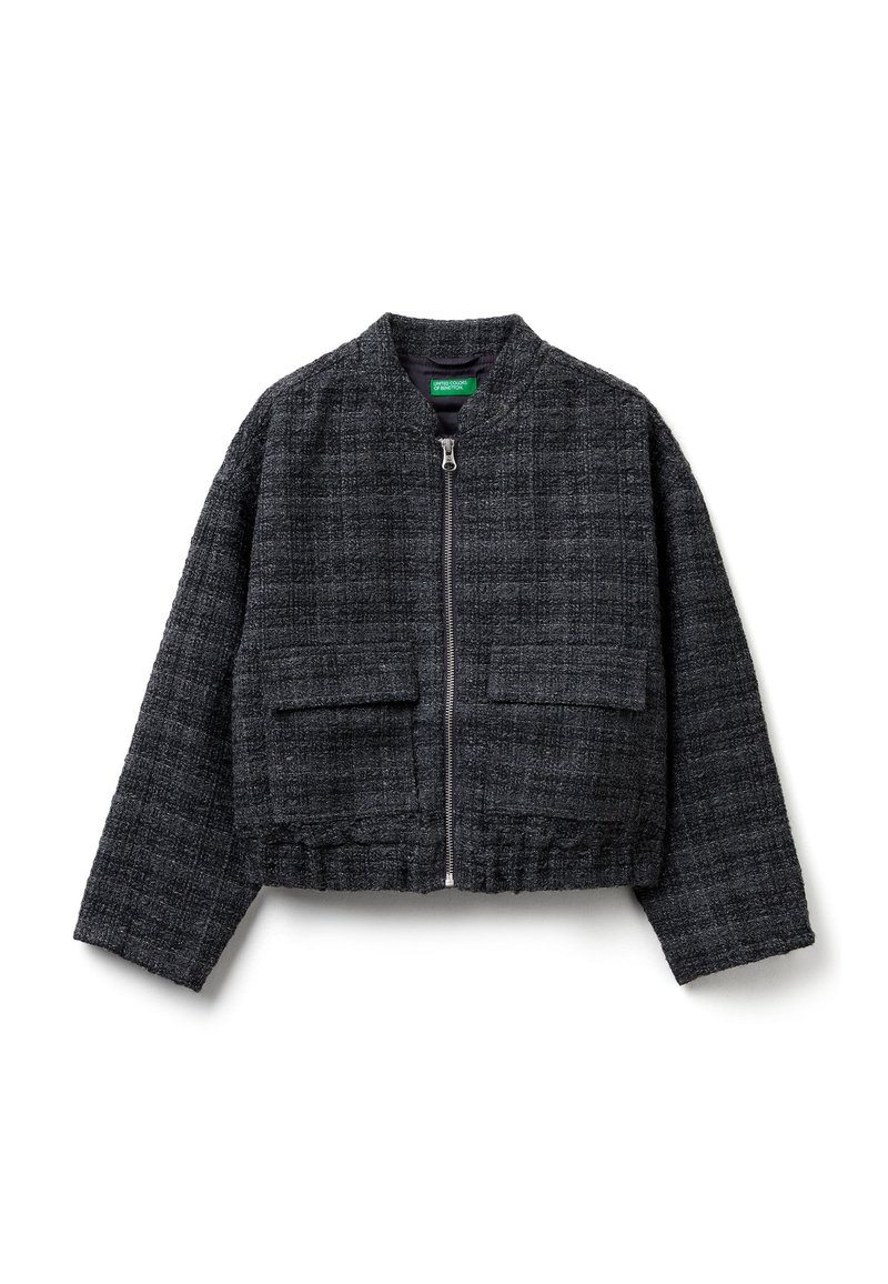 Szara teksturowana kurtka bomberka z prążkowanym pasem, dwoma przednimi kieszeniami i pełnym zamkiem błyskawicznym. Wykonana z tkaniny o wzorze kratki.